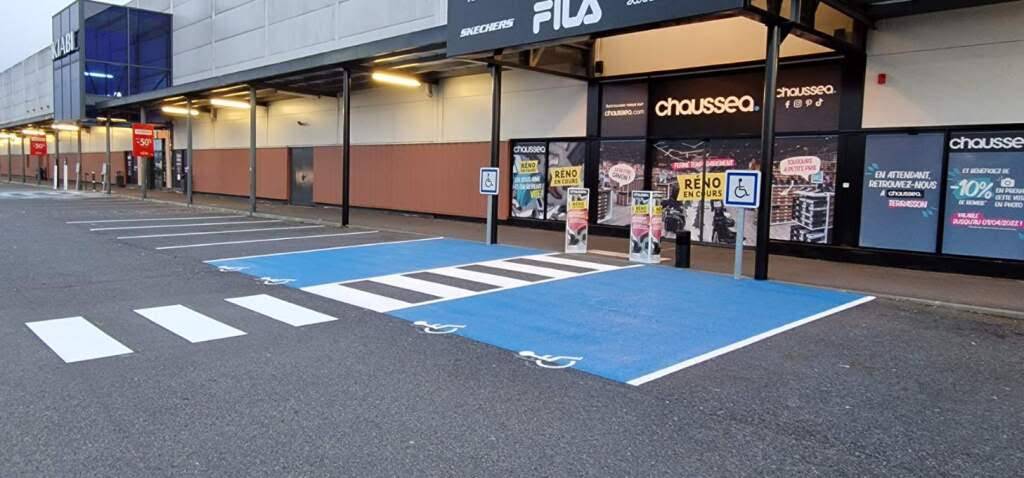 Réalisation marquage sol pour place PMR Brive-la-Gaillarde en Corrèze