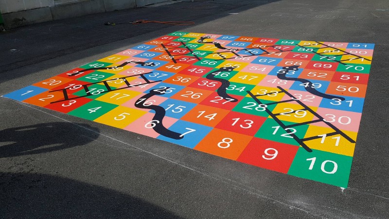 Jeux de plateau dans une cours d'école du Bassin d'arcachon