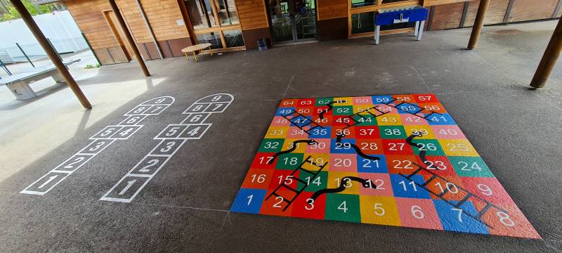 Marelle et jeux thermocollé dans une cours d'école à Limoges