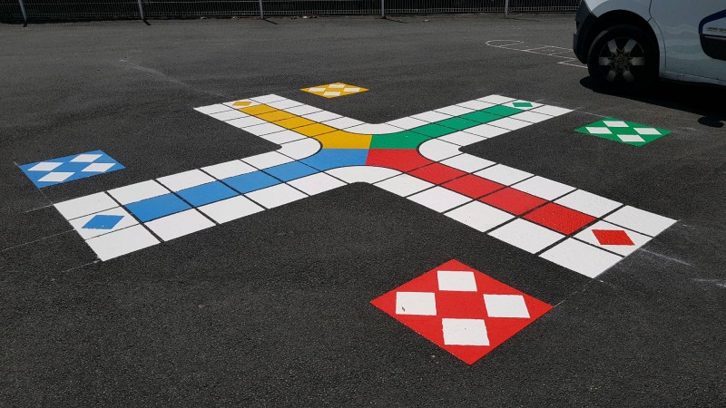 création d'un jeux de plateau dans une cours d'école de Bordeaux