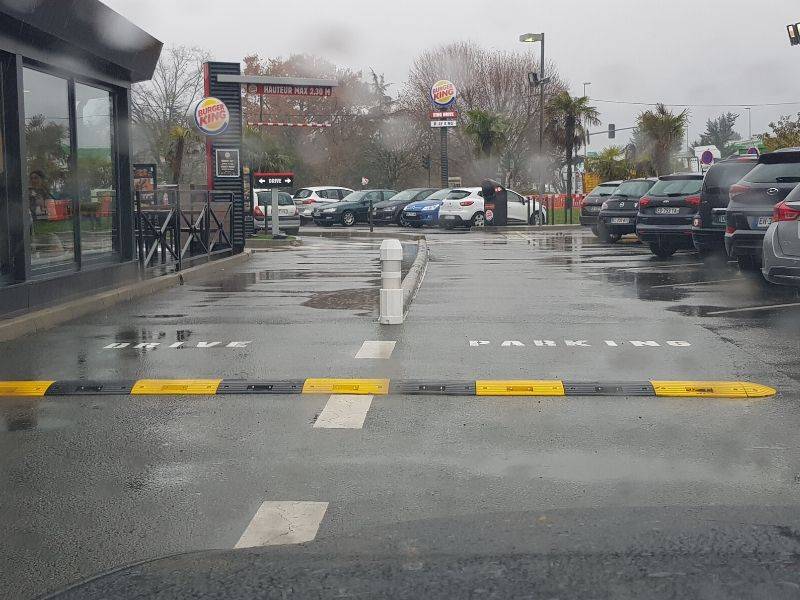 Pose d'un ralentisseur par un professionnel à Bordeaux