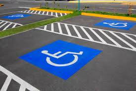 Création de places de stationnement réservées aux personnes handicapées avec marquage au sol normé à Périgueux