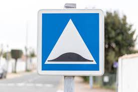 Pose de dos d'âne pour ralentir la vitesse près d'une école primaire à Bordeaux Bastide