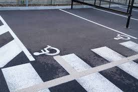 Marquage au sol PMR Bordeaux Rive Droite : Rénovez vos places de stationnement avec devis offert en faisant appel à B’A SIGNALISATION