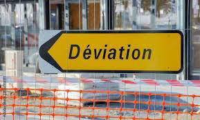 Pose de panneau route barrée avec déviation à Bergerac pour des travaux de chantier