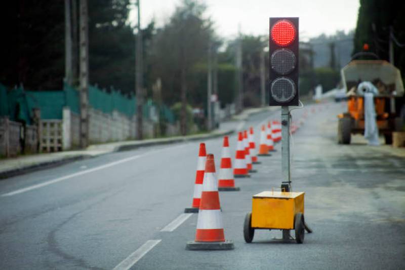 Société de balisage de chantier en Dordogne pour installer des feux alternés en bord de route