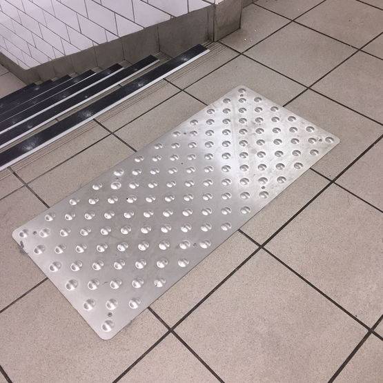 Dalle podotactile pour non voyant à Bordeaux