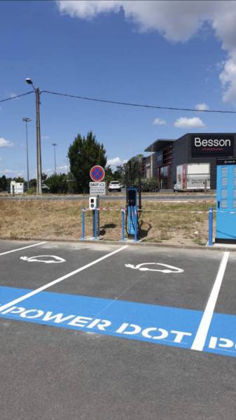 Réalisation marquage au sol en peinture routière pour le stationnement des véhicules électriques à Bergerac près de Périgueux