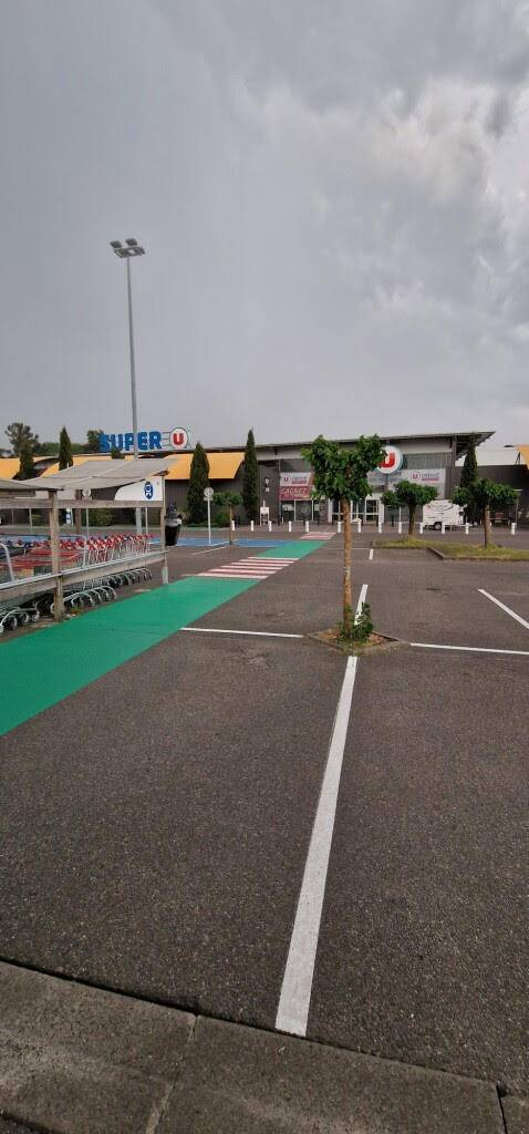 Marquage au sol en peinture verte et passages piétons pour parking Super U Bordeaux Métropole 33