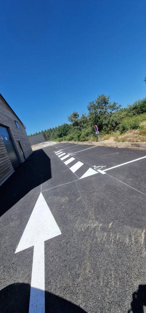 Marquage au sol en peinture routière pour l'extérieur d'un dépôt à Limoges