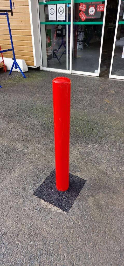 Pose de bornes anti-stationnement pour une entrée de magasin Gironde 33